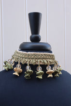 Load image into Gallery viewer, Light Green Onion Beaded Choker
